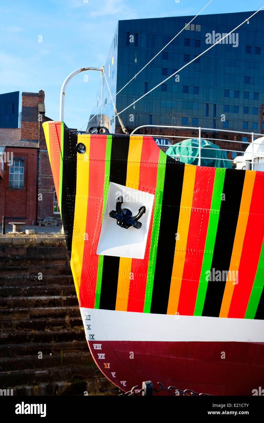Liverpool Regno Unito 12 Giugno 2014. Biennale di Liverpool 2014 artista Carlos Cruz-Diez ha creato Dazzle nave; la pittura la nave di nome Edmund Gardner in colori luminosi Credito: GeoPic / Alamy Live News Foto Stock