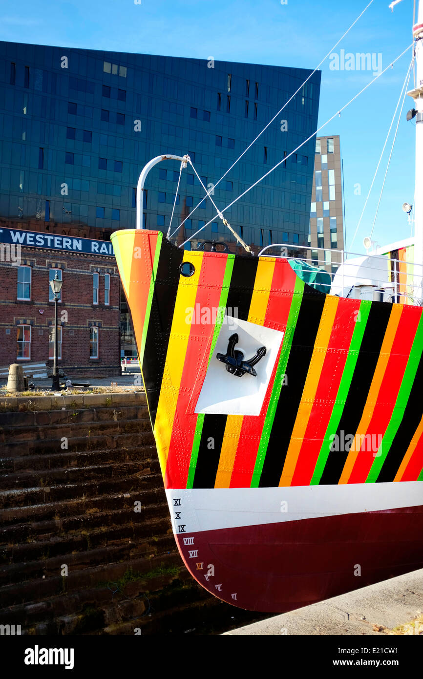 Liverpool Regno Unito 12 Giugno 2014. Biennale di Liverpool 2014 artista Carlos Cruz-Diez ha creato Dazzle nave; la pittura la nave di nome Edmund Gardner in colori luminosi Credito: GeoPic / Alamy Live News Foto Stock