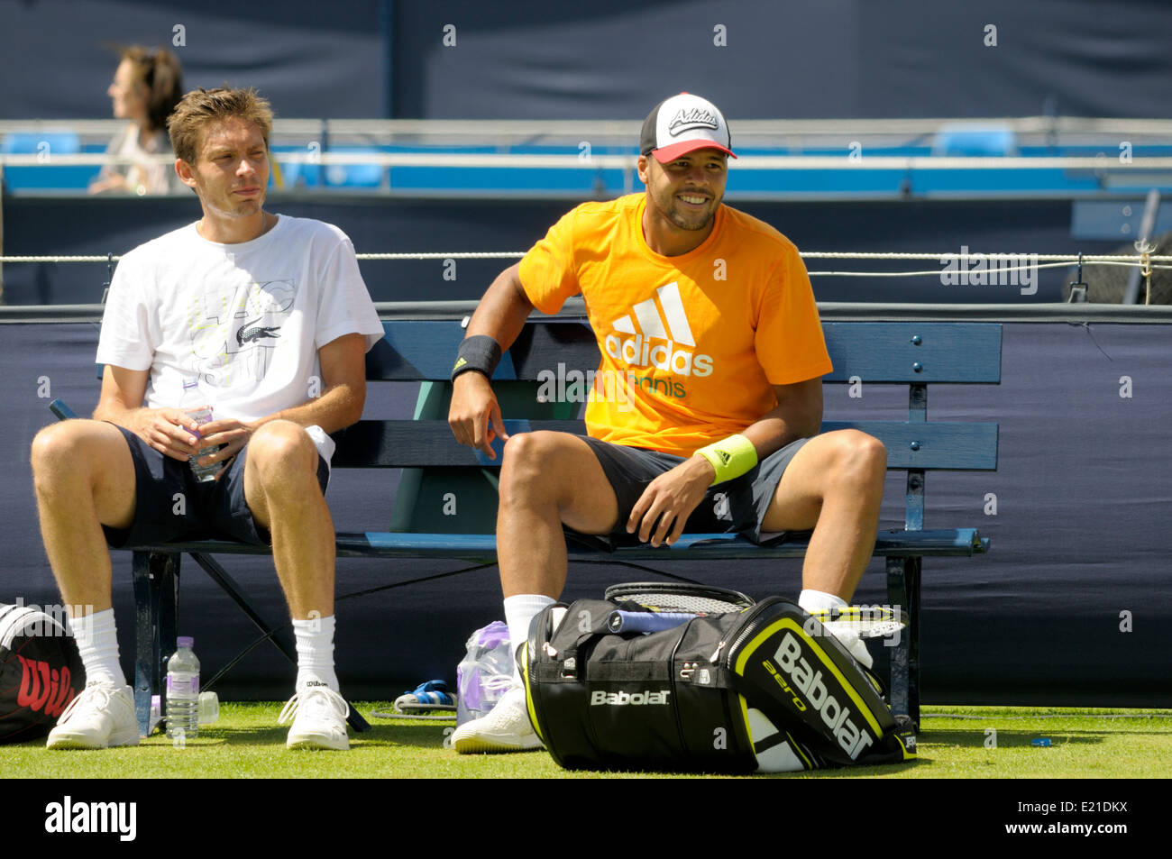 Nicolas MAHUT (Francia) e Jo-Wilfried Tsonga (Francia) sulla prassi giurisdizionale a Queens Club, London, 2014 Foto Stock