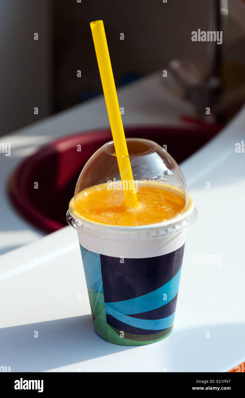 Il succo di arancia in tazza con la paglia. Foto Stock