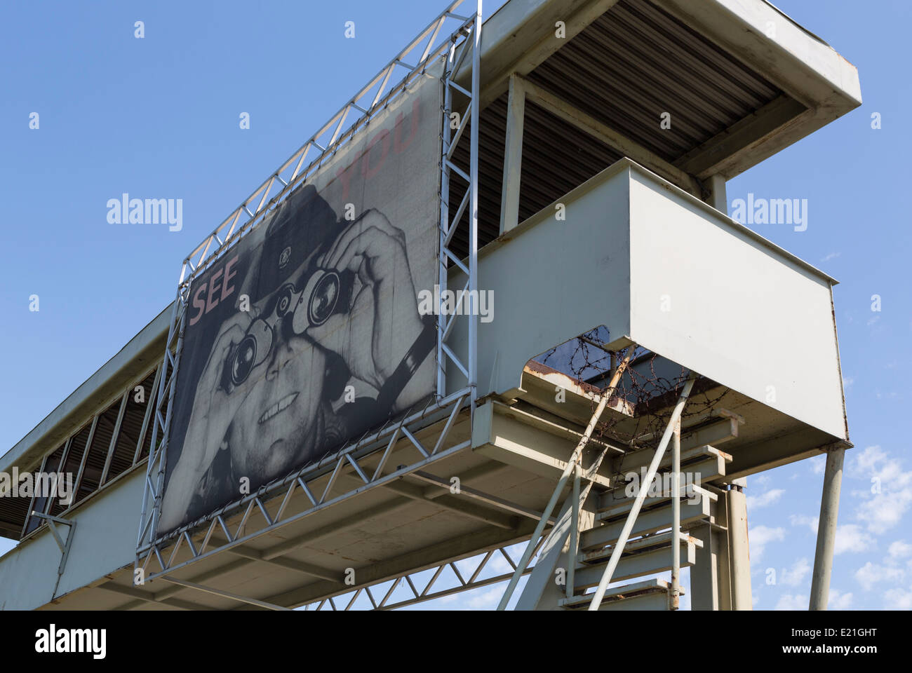 Vecchio valico di frontiera museum tra occidente e oriente a Helmstedt-Marienborn in Sassonia-Anhalt, Germania est soldato tedesco a spiare i cittadini Foto Stock