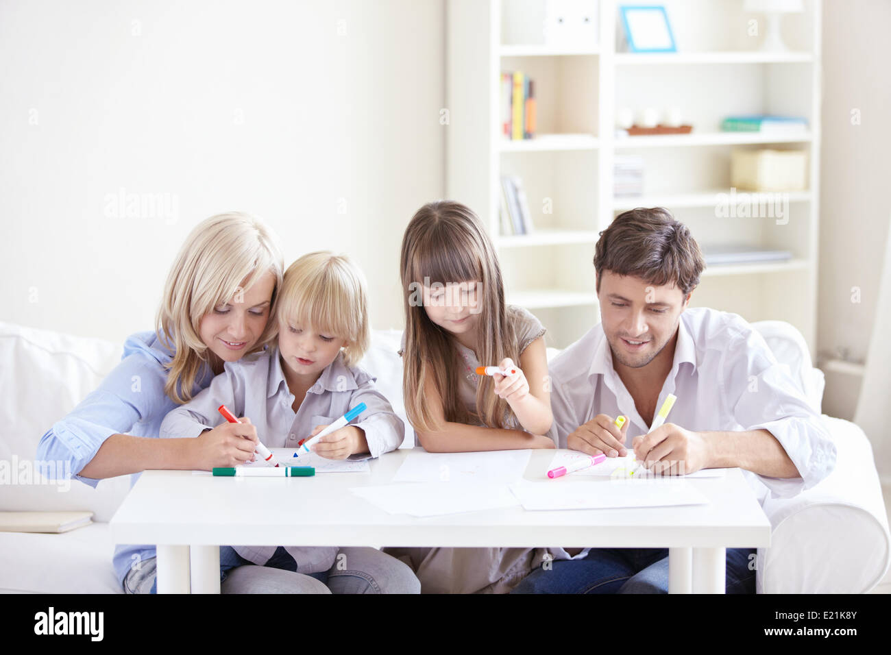 I giovani genitori con bambini piccoli disegnare Foto Stock