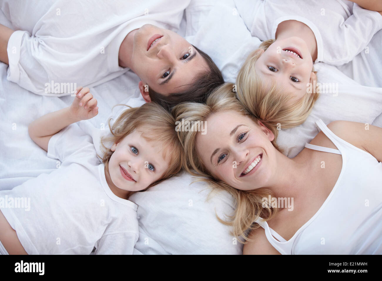 Le giovani famiglie con bambini sul letto Foto Stock