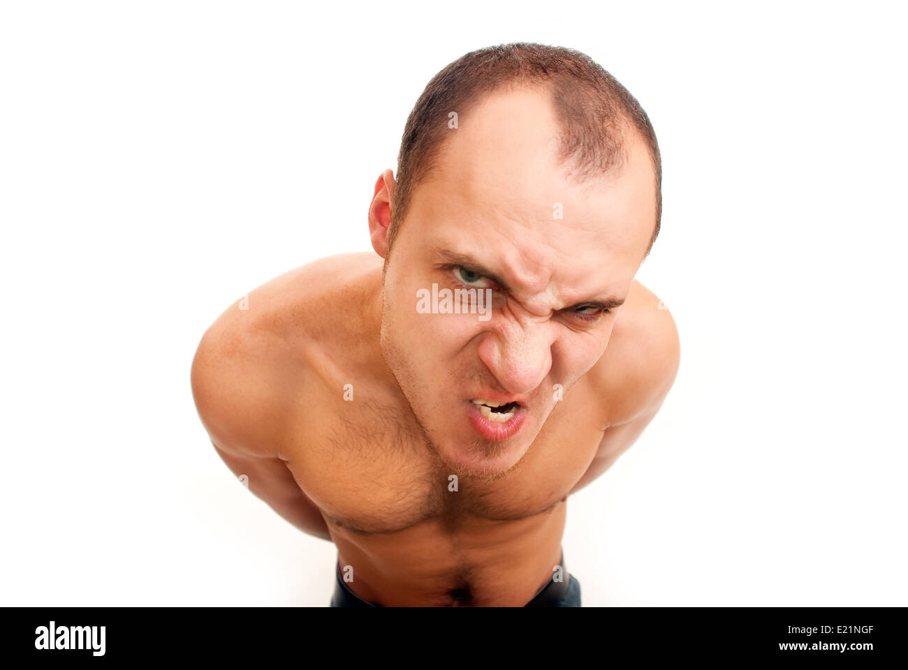 L'uomo arrabbiato con petto peloso Foto Stock