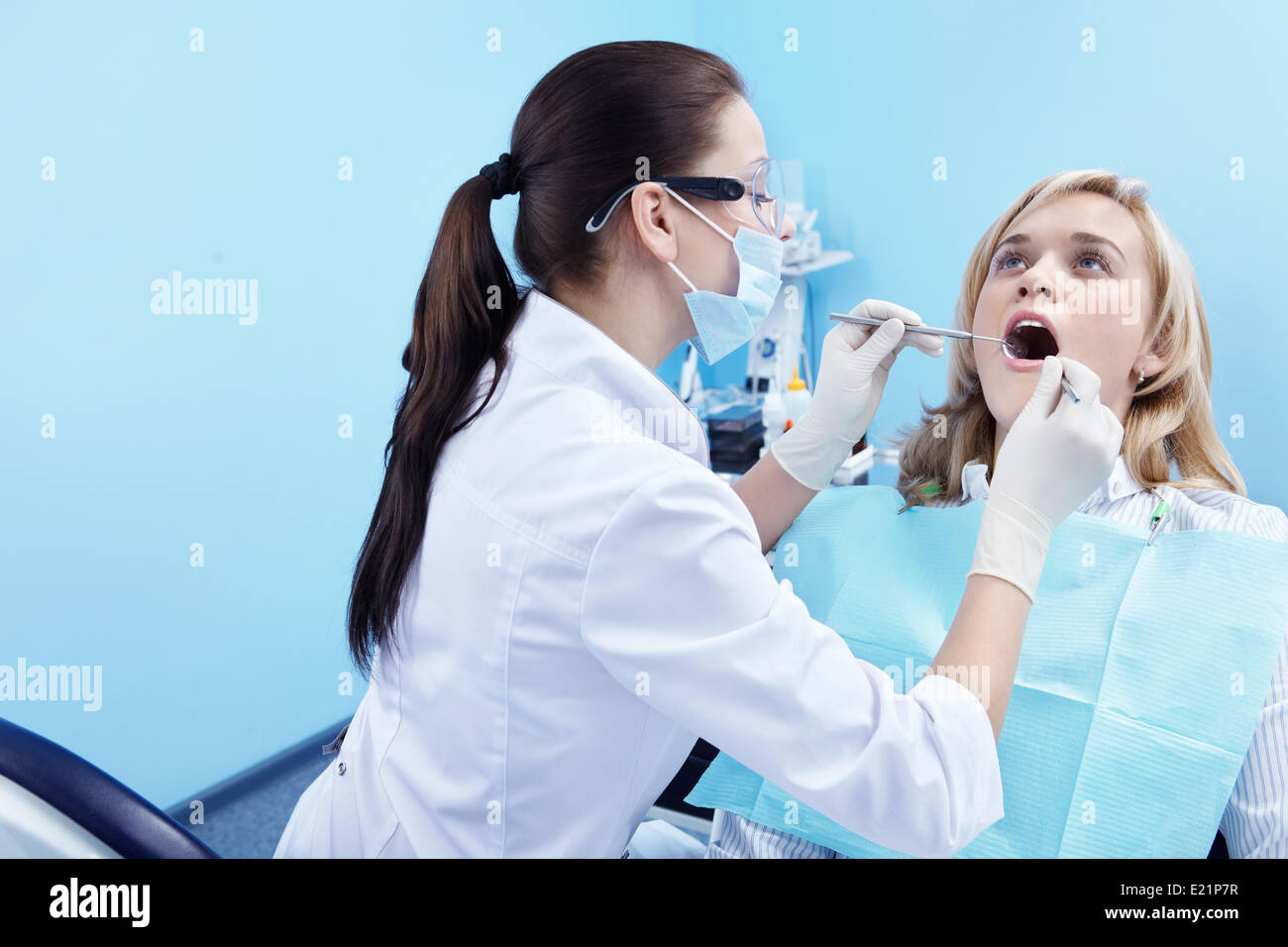 Il dentista esamina un paziente Foto Stock