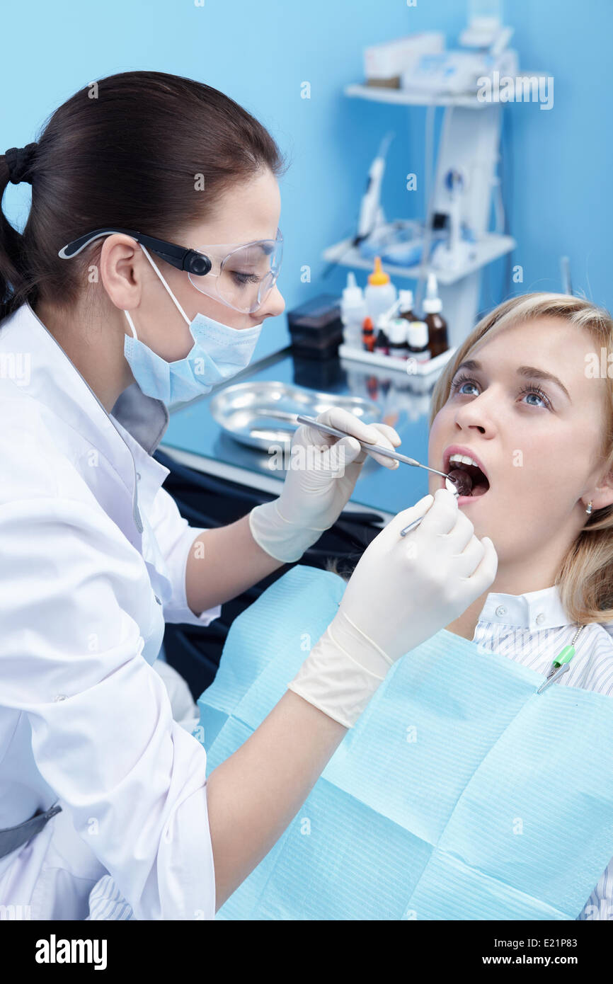 Il dentista esamina un paziente Foto Stock
