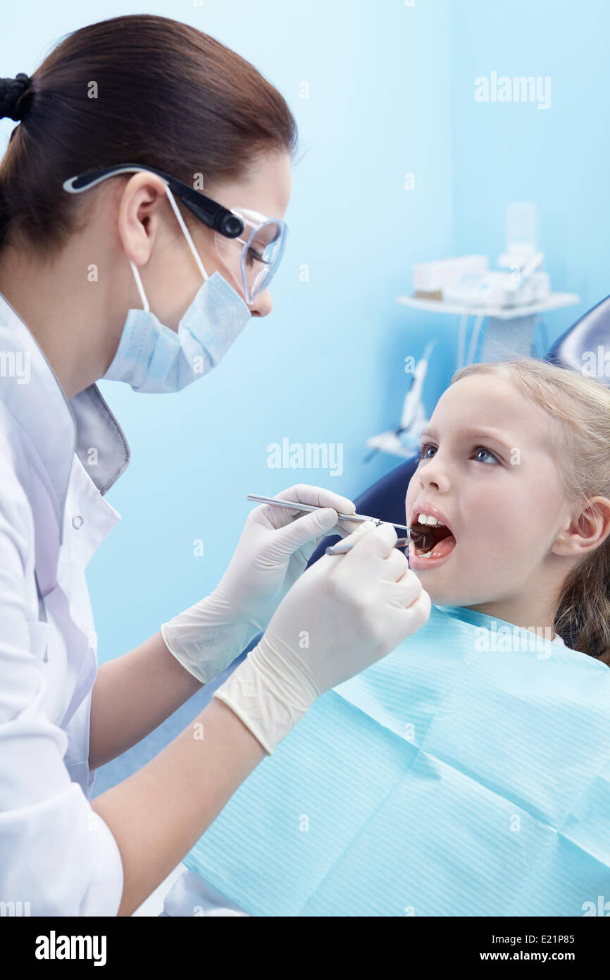 I bambini del medico considera il vostro bambino denti Foto Stock