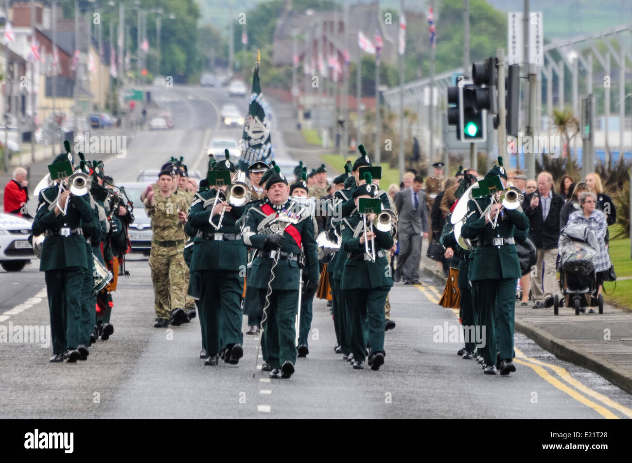 Carrickfergus, Irlanda del Nord. 25 Maggio 2014 - la banda del Royal Irish Regiment condurre una parata militare Foto Stock