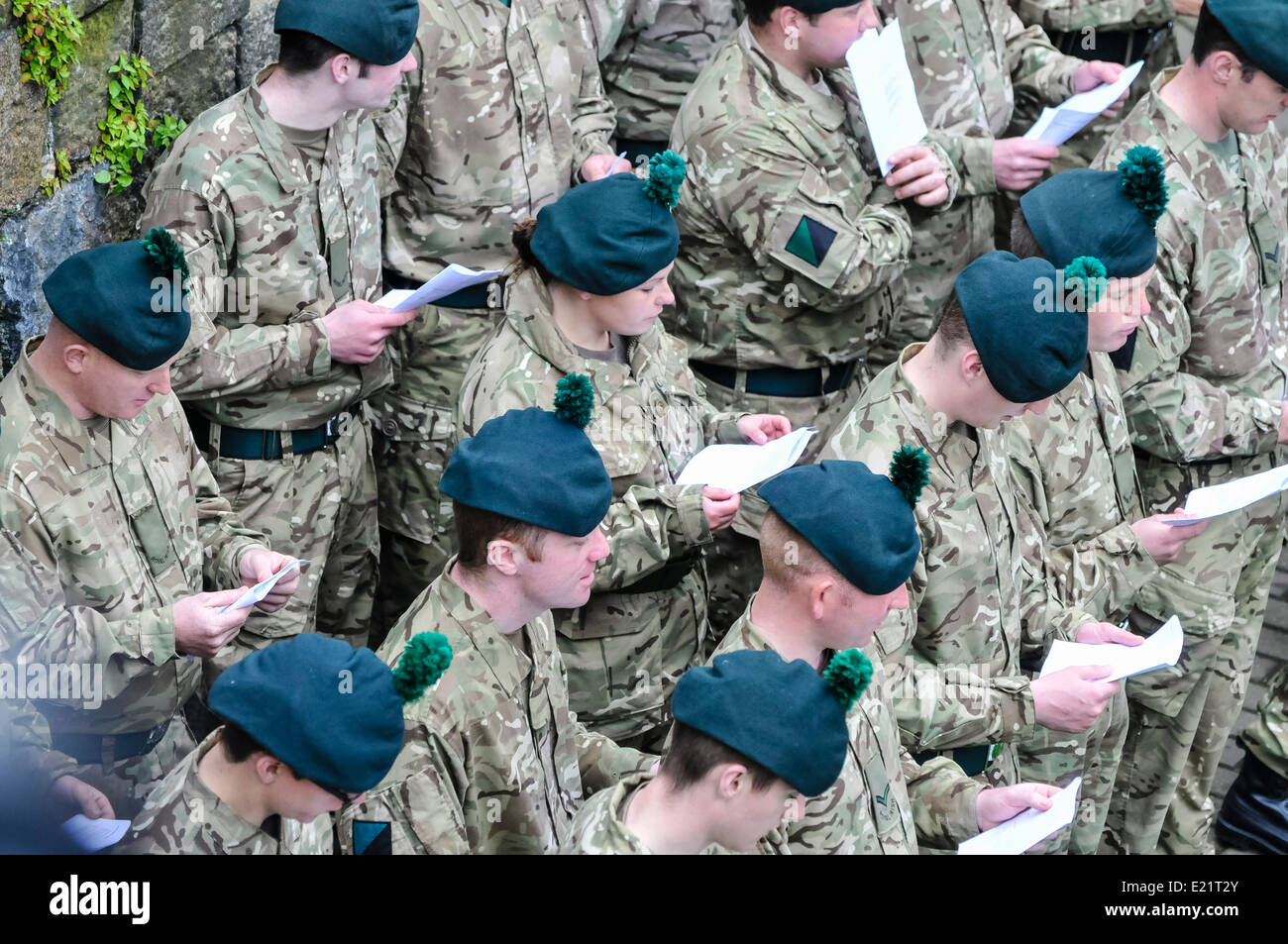Soldati da 2 Royal Irish Regiment cantare inni da un ordine di servizio durante un esterno di servizio in chiesa Foto Stock