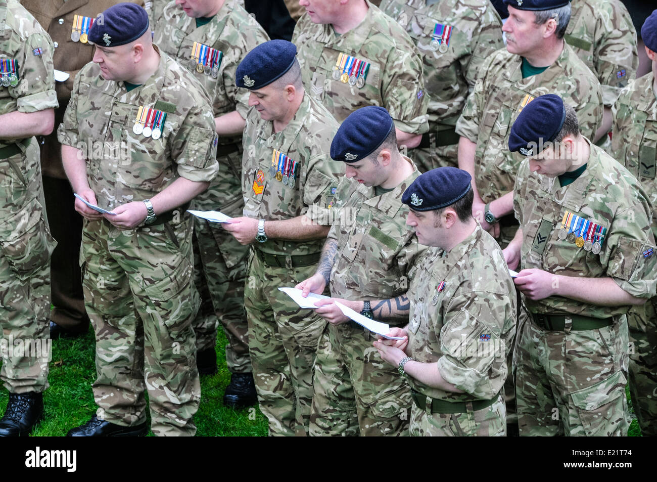 Soldati provenienti da nord irlandese reggimento cavallo cantare inni da un ordine di servizio durante un esterno di servizio in chiesa Foto Stock