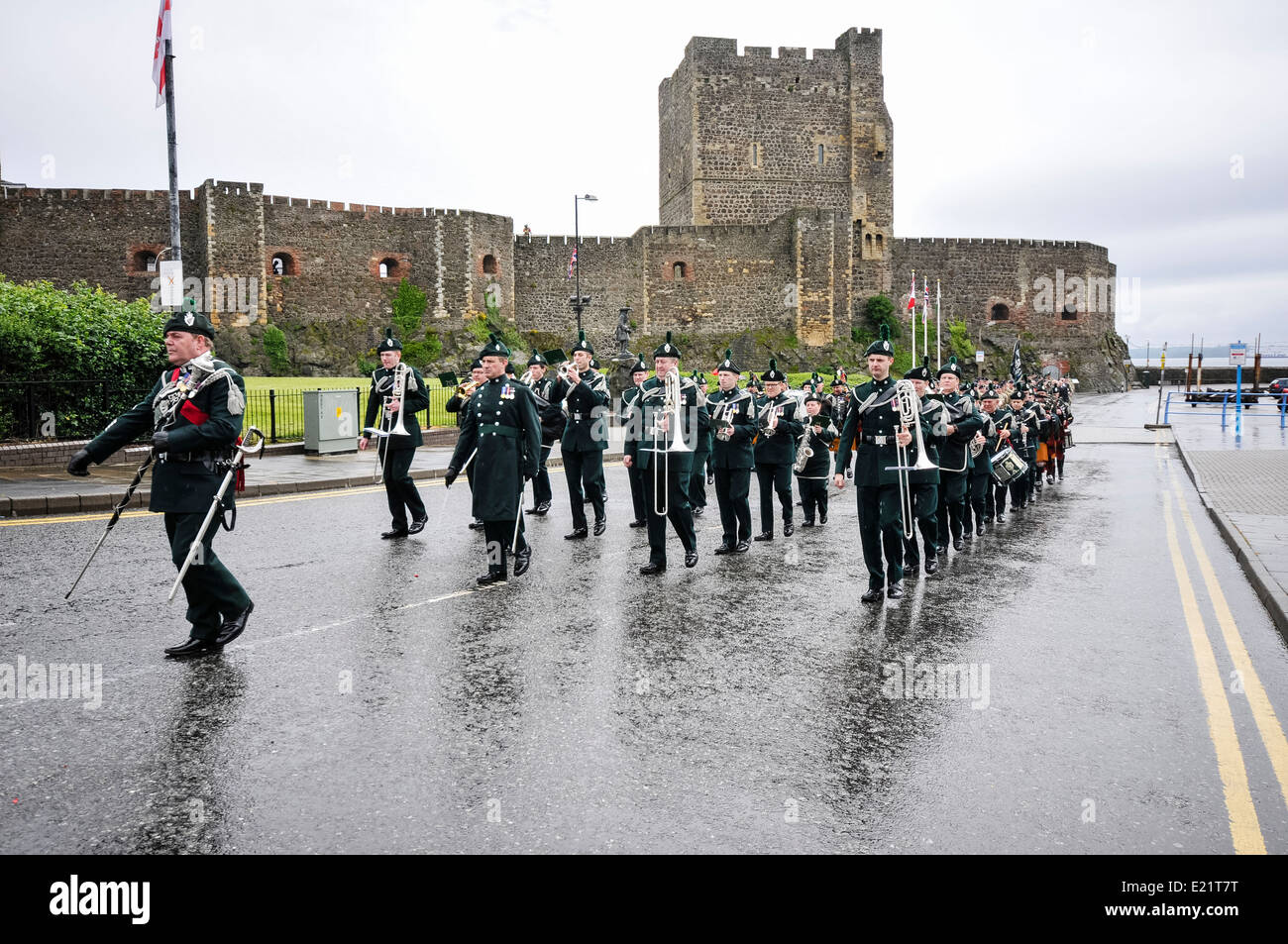 Banda del Royal Irish Regiment in parata in Carrickfergus Foto Stock