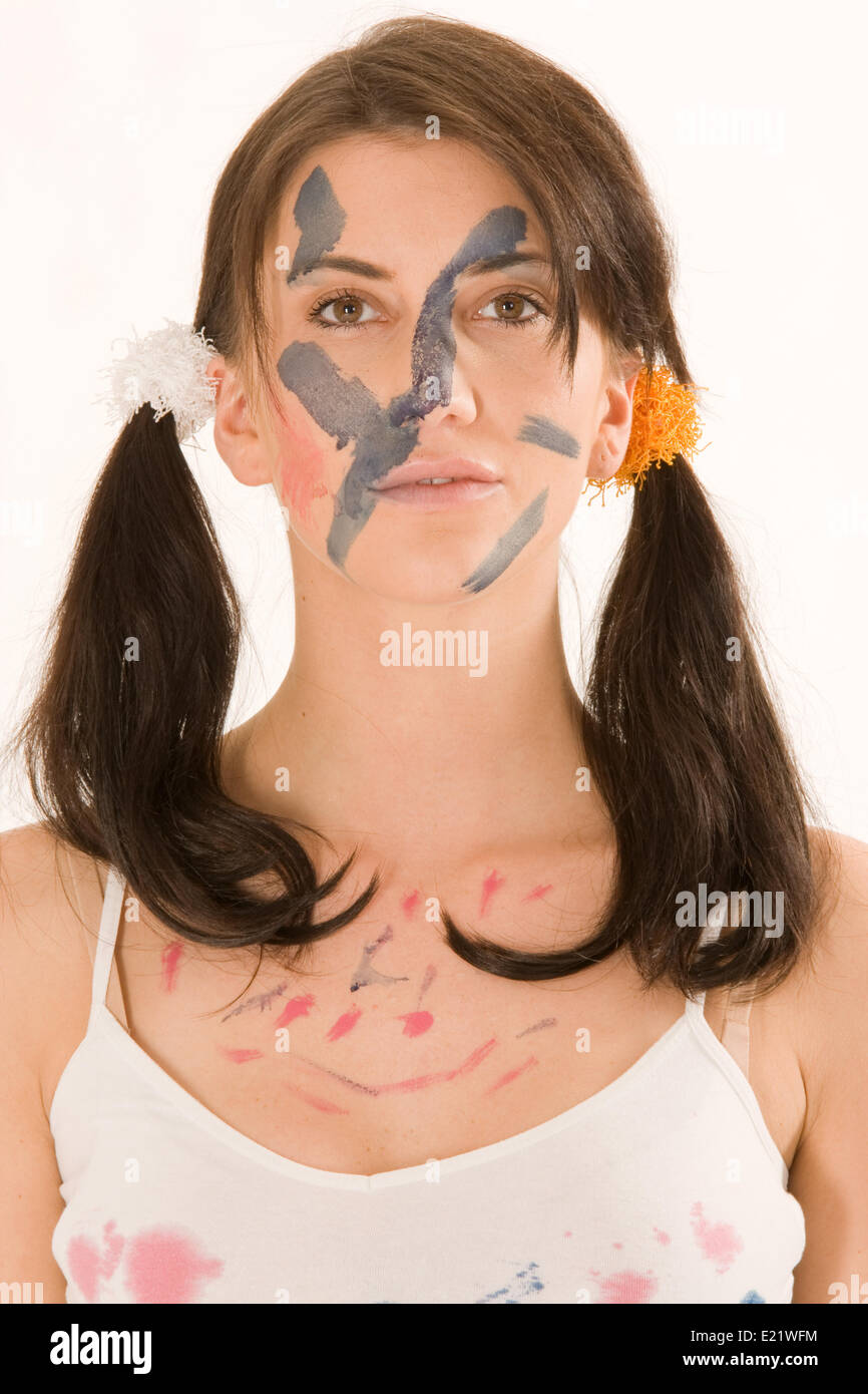 Giovane donna con della vernice sul suo volto Foto Stock