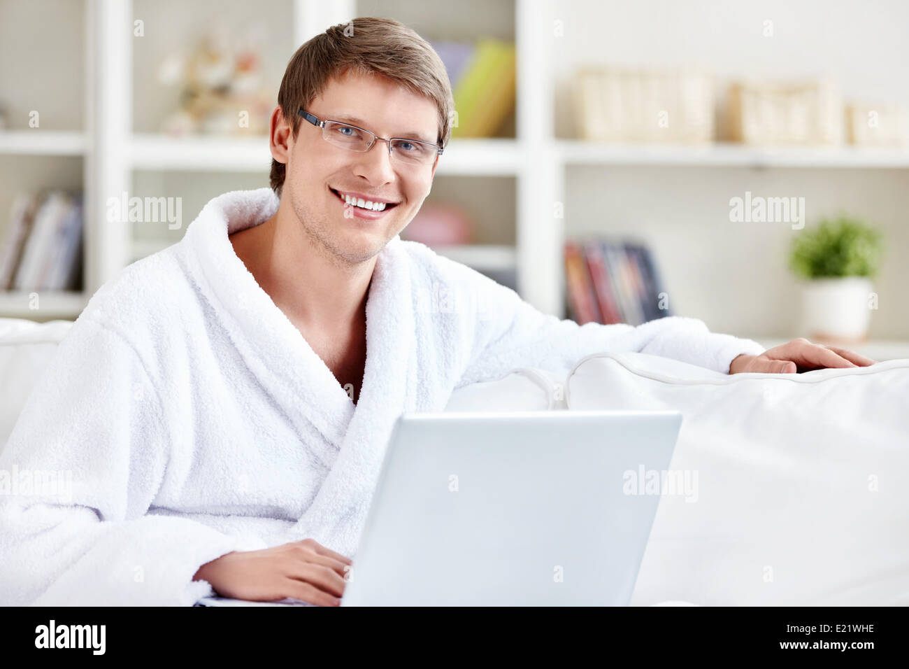 Uomo felice con il computer portatile Foto Stock