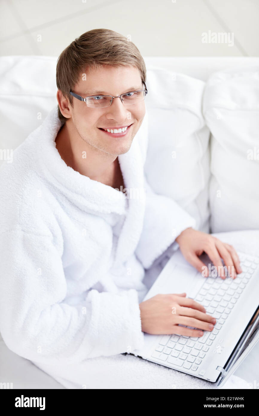 Uomo sorridente Foto Stock