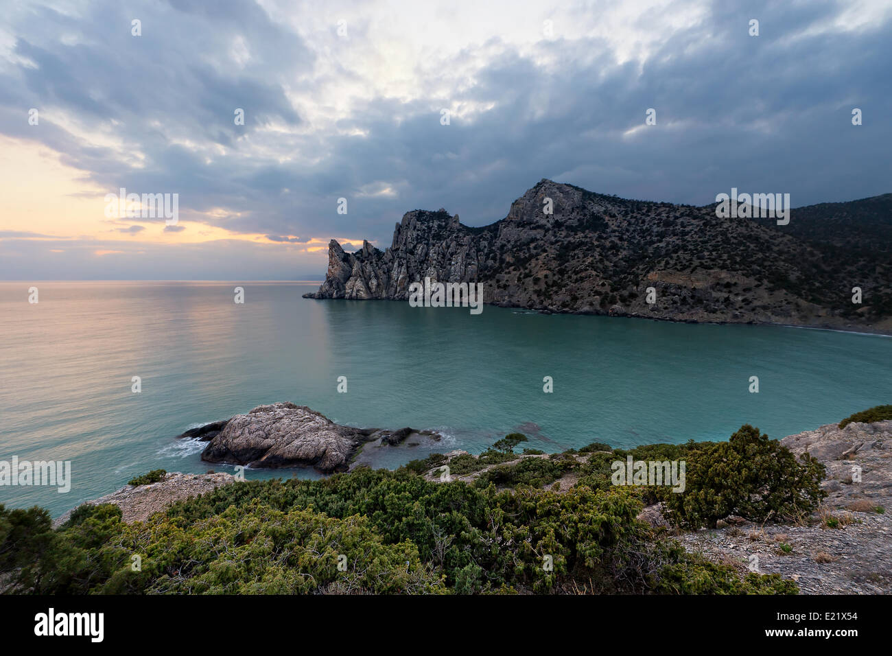 Twilight time sulla costa rocciosa del Mar Nero Foto Stock
