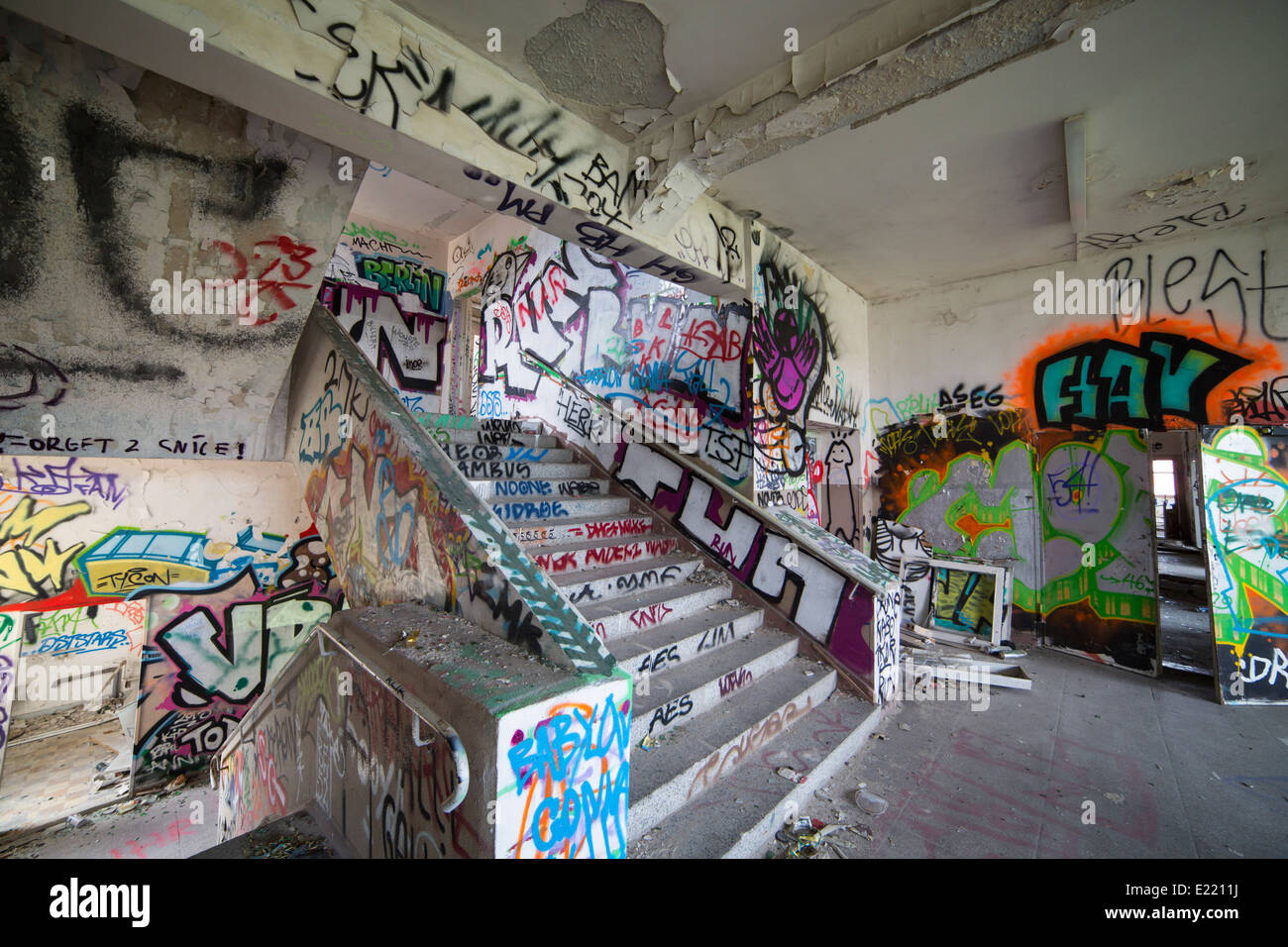 Abbandonato edificio piana (GDR tempi) con graffiti spruzzato ovunque a Berlino, Germania Foto Stock