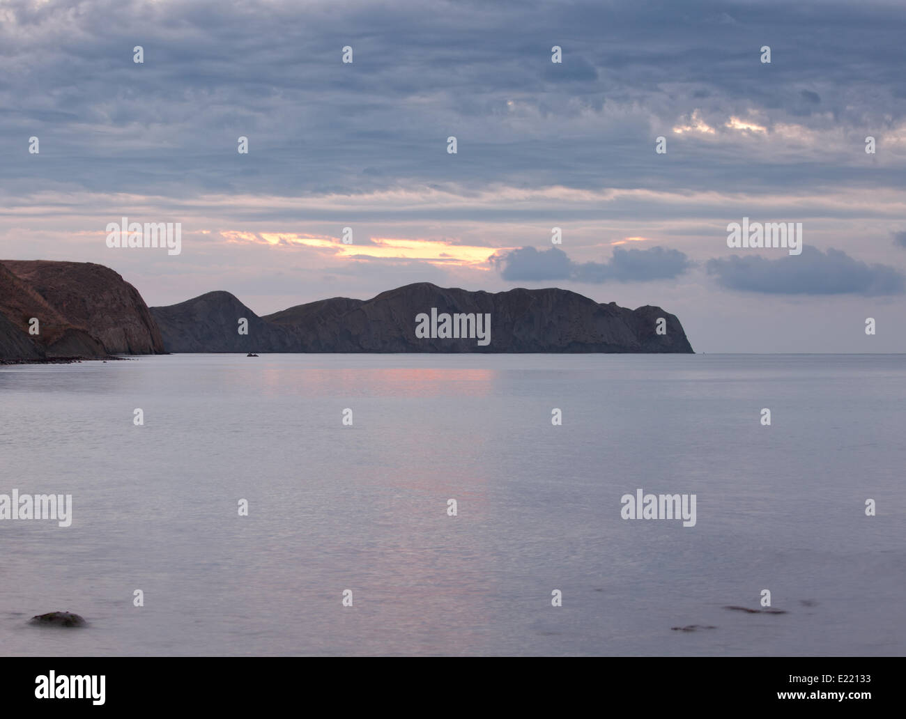 Alba sulla costa rocciosa del Mar Nero Foto Stock