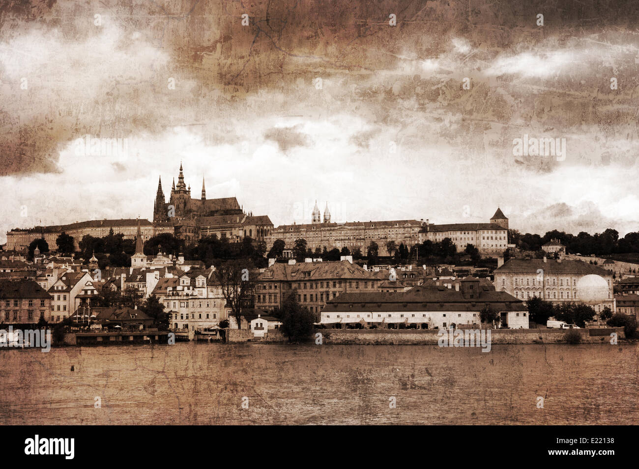 Foto retrò di Vlava River e della vecchia Praga. Foto Stock