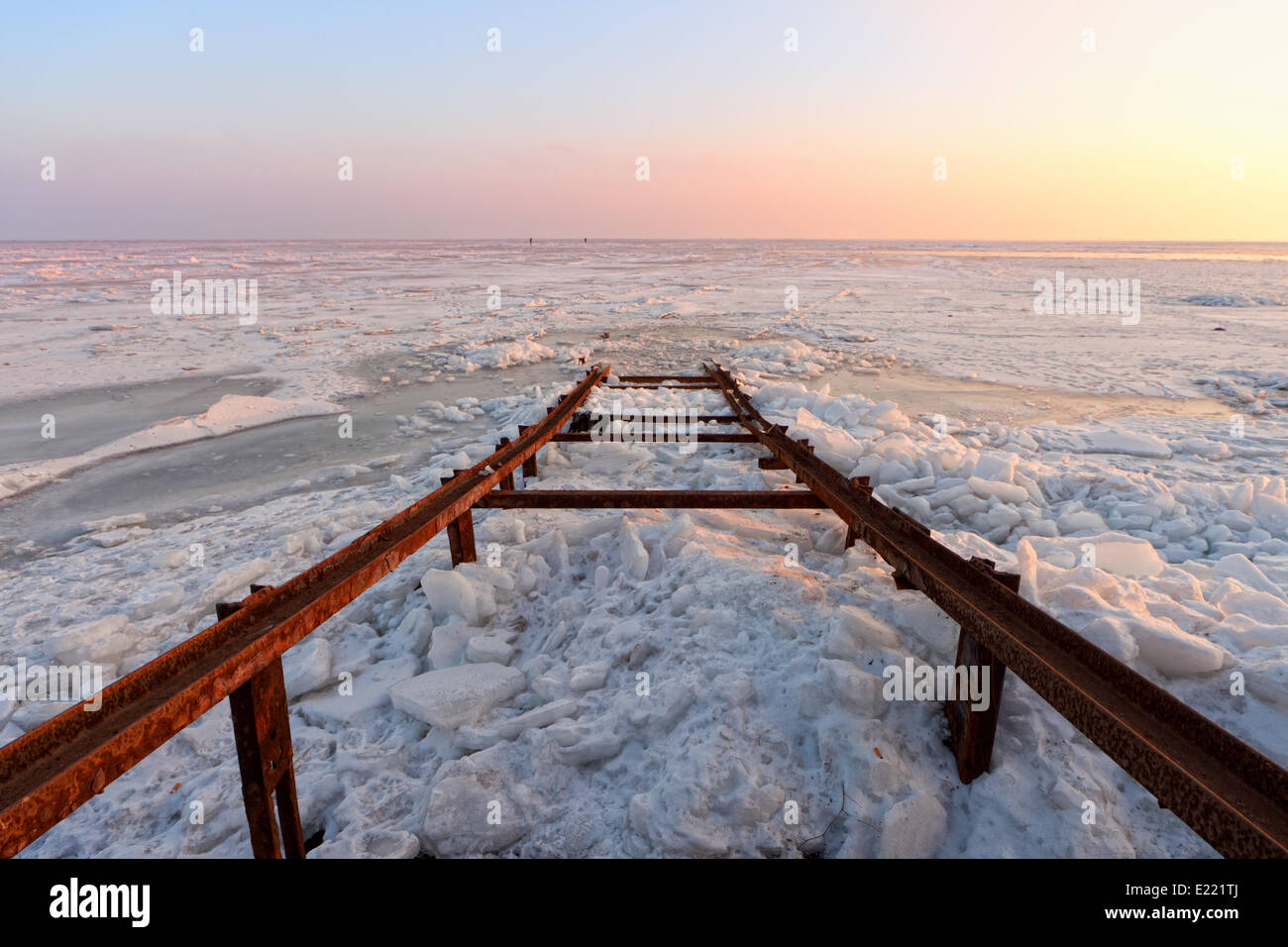 Mare ghiacciato con rotture di pier al tramonto Foto Stock