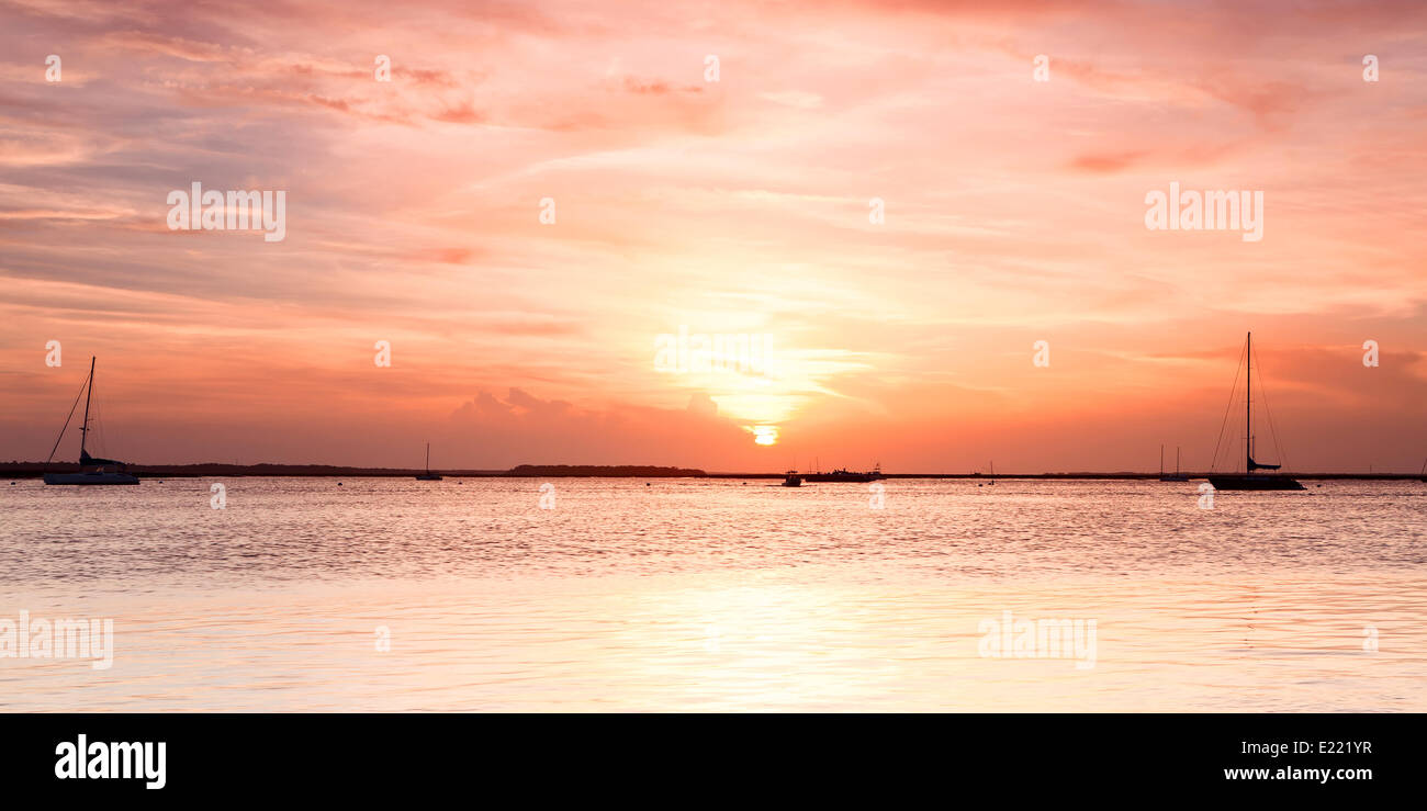 Barca a vela silhouette oltre il cielo al tramonto Foto Stock