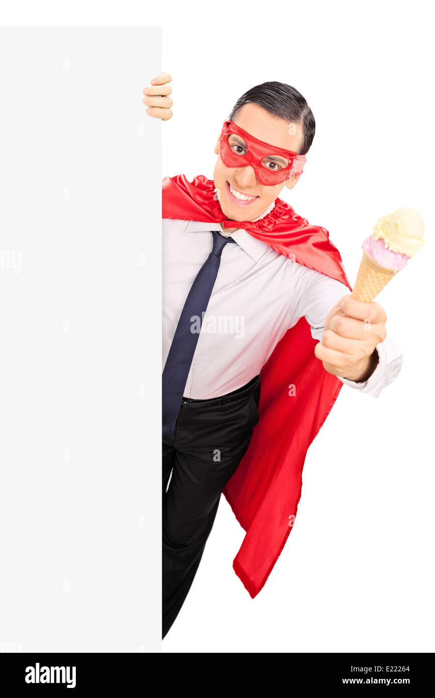 Il supereroe tenendo un gelato dietro un pannello vuoto Foto Stock