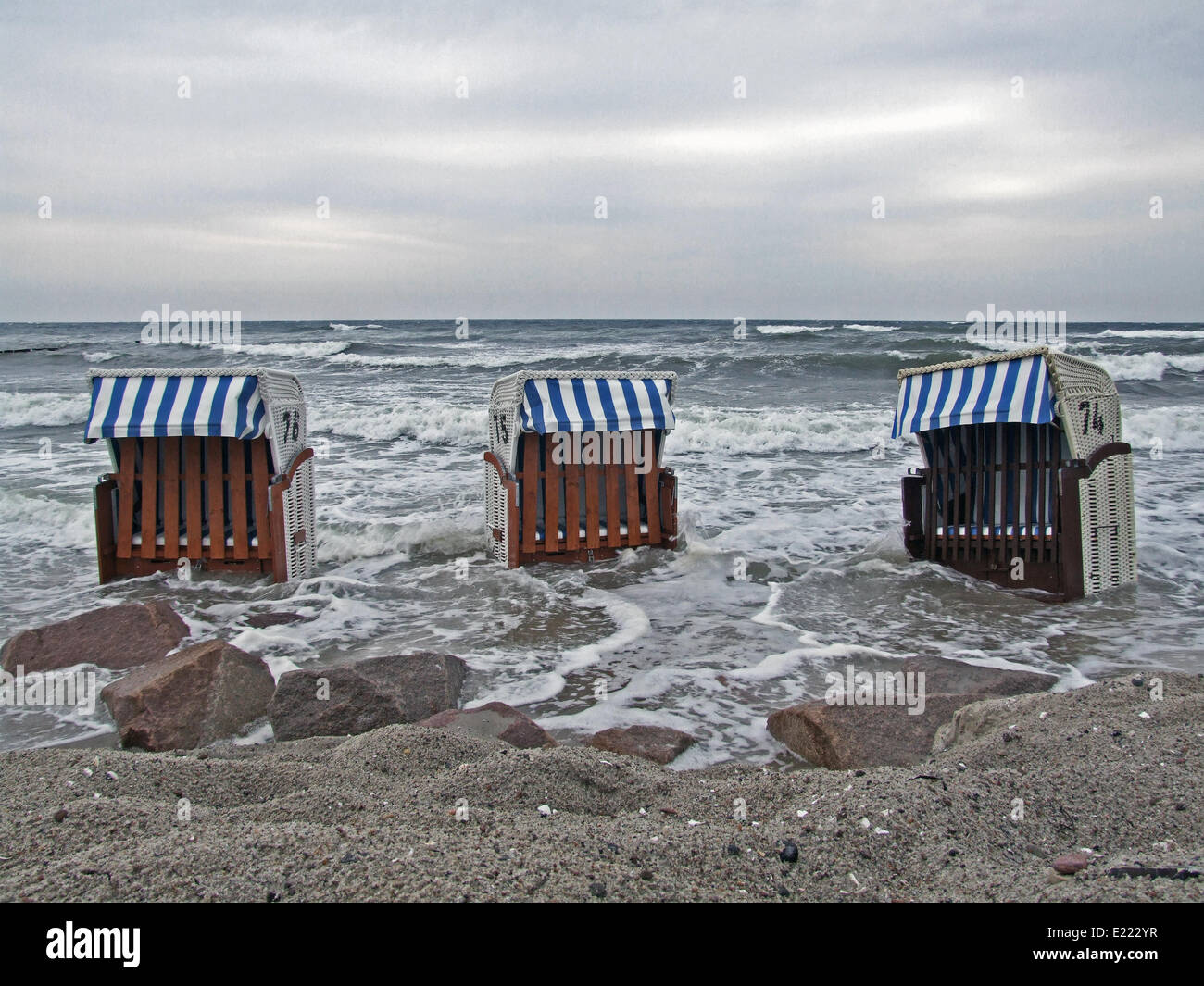 Uso gratuito di sedie da mare in tempesta Foto Stock