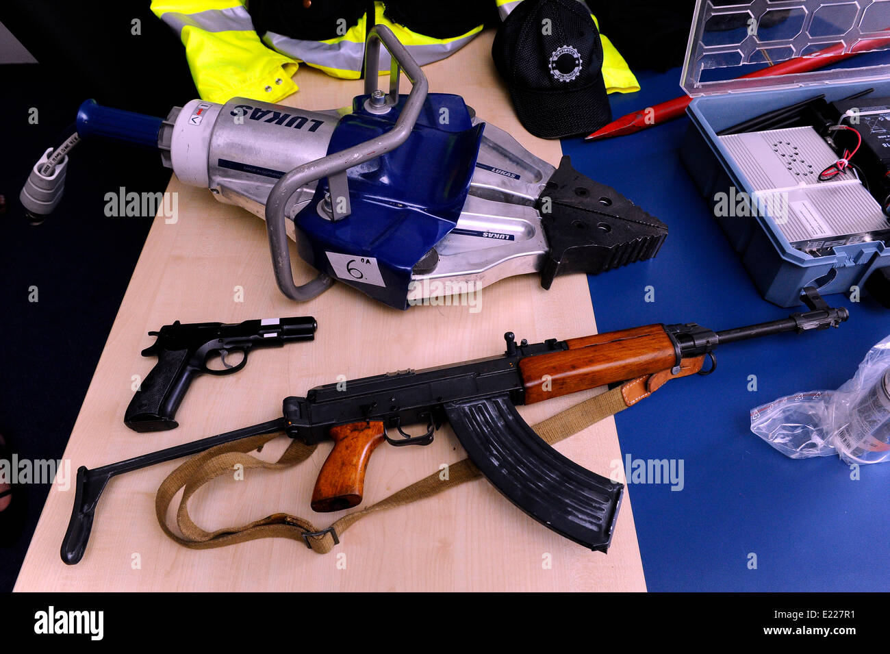 Brno, Repubblica Ceca. Xiii Giugno, 2014. Polizia South-Moravian catturato in collaborazione con i colleghi Lower-Austrian 29 anno vecchio dalla Slovacchia che ha rubato dal bancomat nella regione circa otto milioni di CZK e 100 000 euro. Ladro era armato con la mitragliatrice, pistola e con forbici idraulico che egli ha apparentemente rubato ai vigili del fuoco. Gli strumenti utilizzati per il crimine mostrava durante la conferenza stampa di Brno, in Repubblica ceca il 13 giugno 2014. Credito: CTK/Alamy Live News Foto Stock