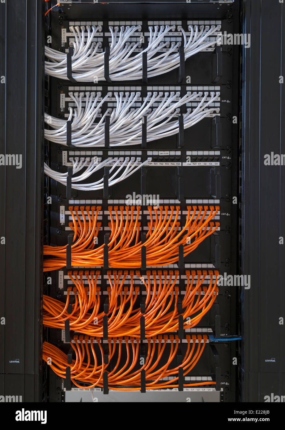 Bianco e arancione Router fili nel centro dati Tower Foto Stock