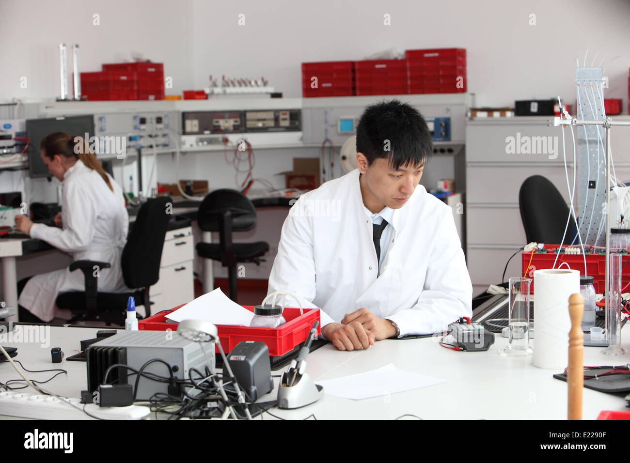 Giovani asiatici tecnico di laboratorio Foto Stock