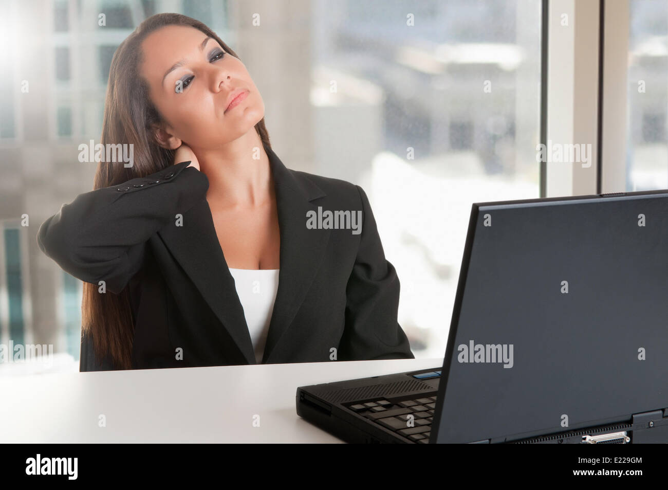 Imprenditrice seduto alla sua scrivania stanco Foto Stock