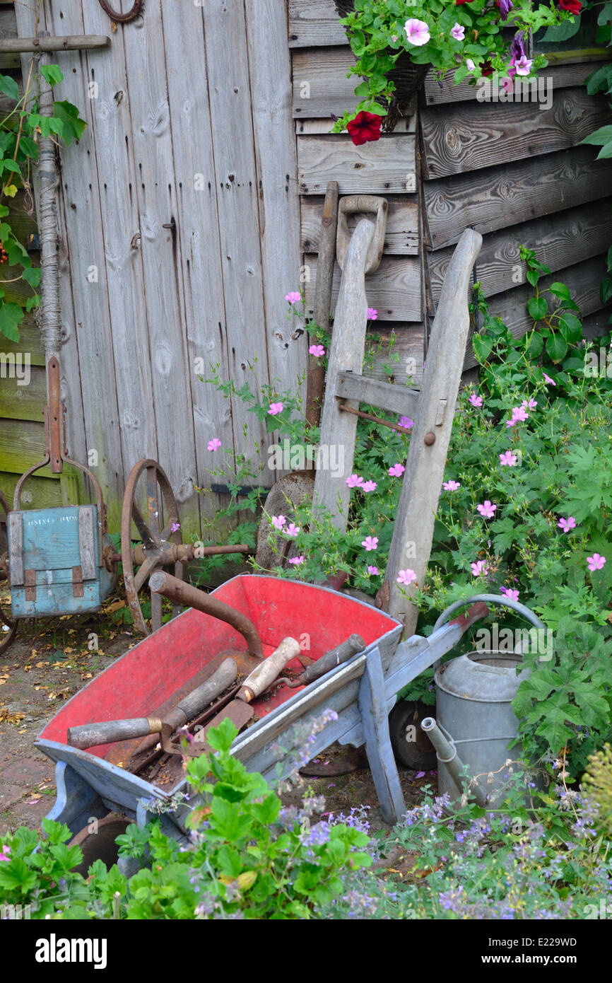 Vecchi attrezzi da giardinaggio Foto Stock