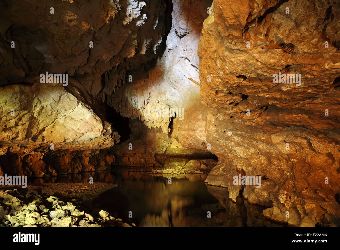 Tunnel Creek, un acqua-tunnel usurati al di sotto della gamma di Napier nel Kimberley, Western Australia. Foto Stock