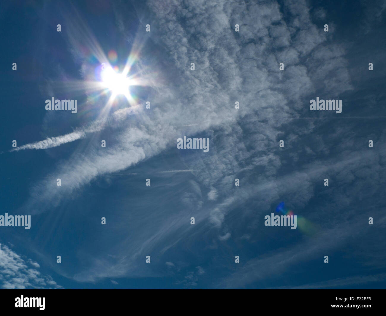 Llanwrda, Carmarthenshire, Galles, Regno Unito. 13th giugno 2014. Le nuvole di cirrus e di Altocumulous iniziano a oscurare il cielo di mattina blu chiaro sotto il sole d'estate scintillante appena prima di mezzogiorno nel Carmarthenshire. L'ondata di caldo è prevista per continuare la prossima settimana qui in Galles UK Kathy DeWitt Foto Stock