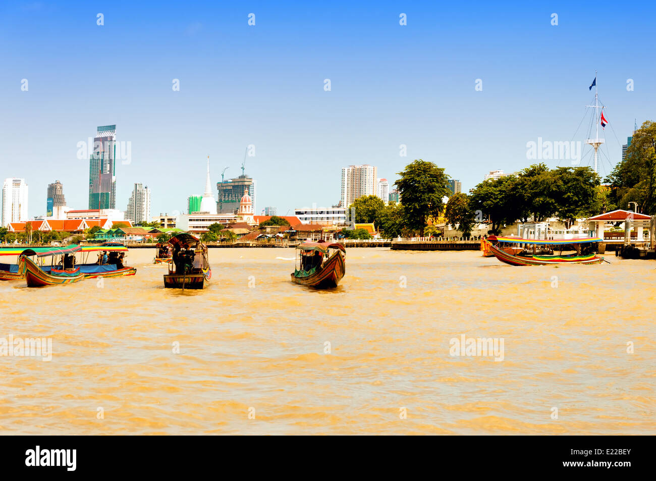 Il fiume Chao Phraya con barche e palazzi di Bangkok Foto Stock