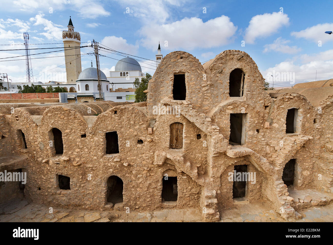 Questi bellissimi edifici tunisino scolpito in pietra arenaria sono stati una volta utilizzati come magazzini e ora hanno una doppia vita come hotel. Foto Stock