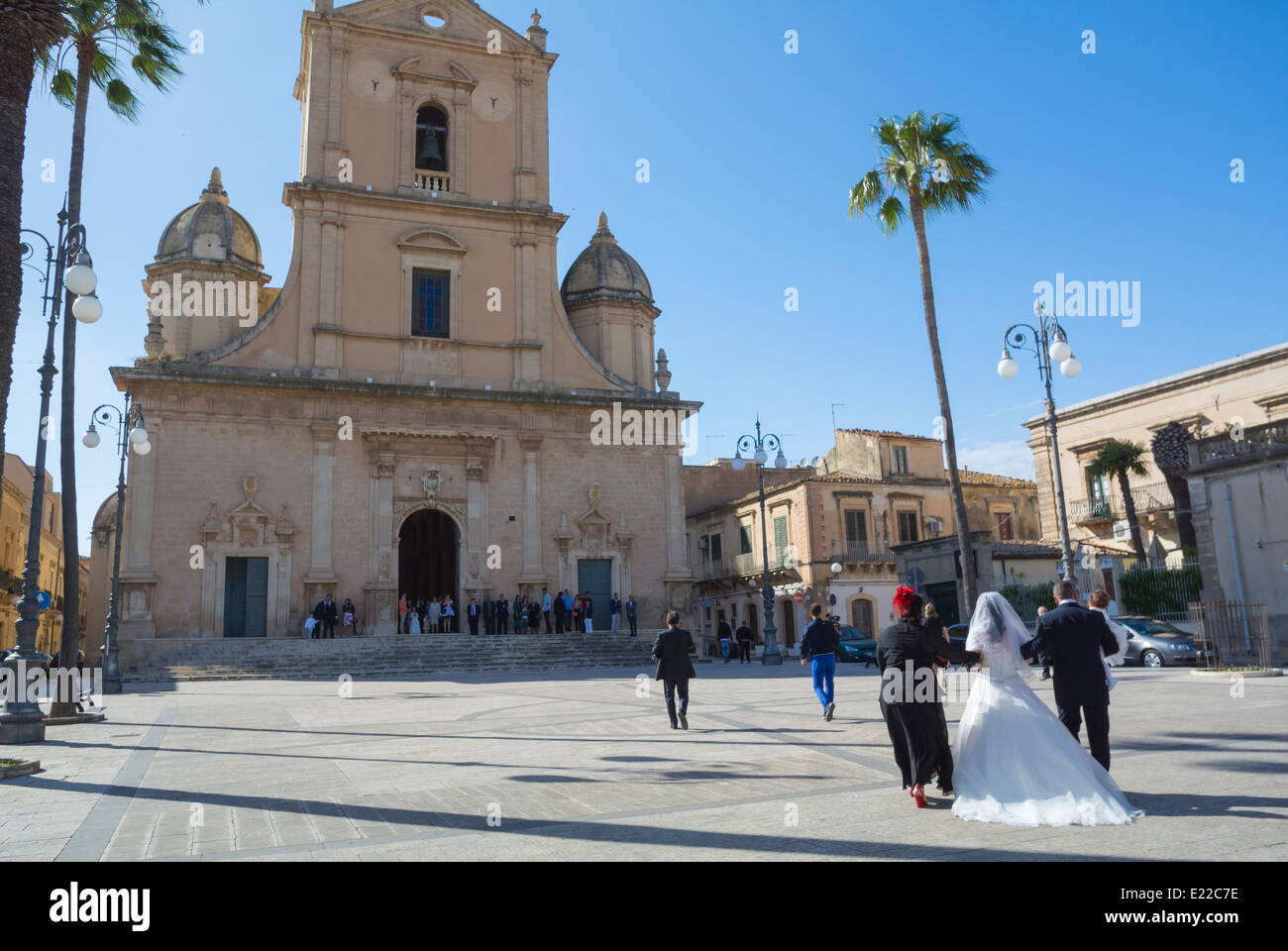 Coppia italiana di sposarsi in chiesa in Sicilia Foto Stock