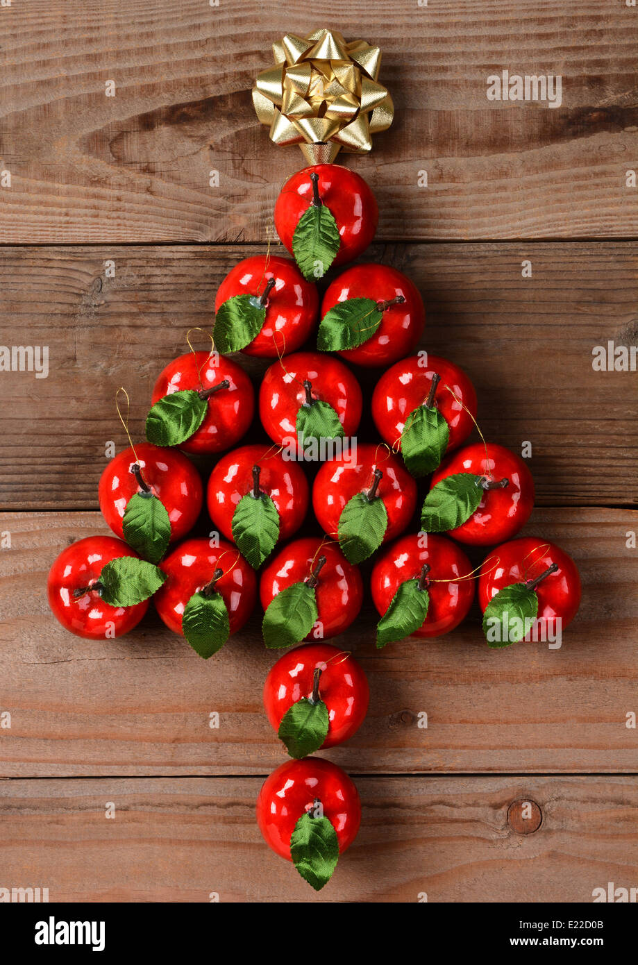 Vista aerea di un gruppo di mela rossa ornamenti di Natale in un albero di Natale di forma. Foto Stock