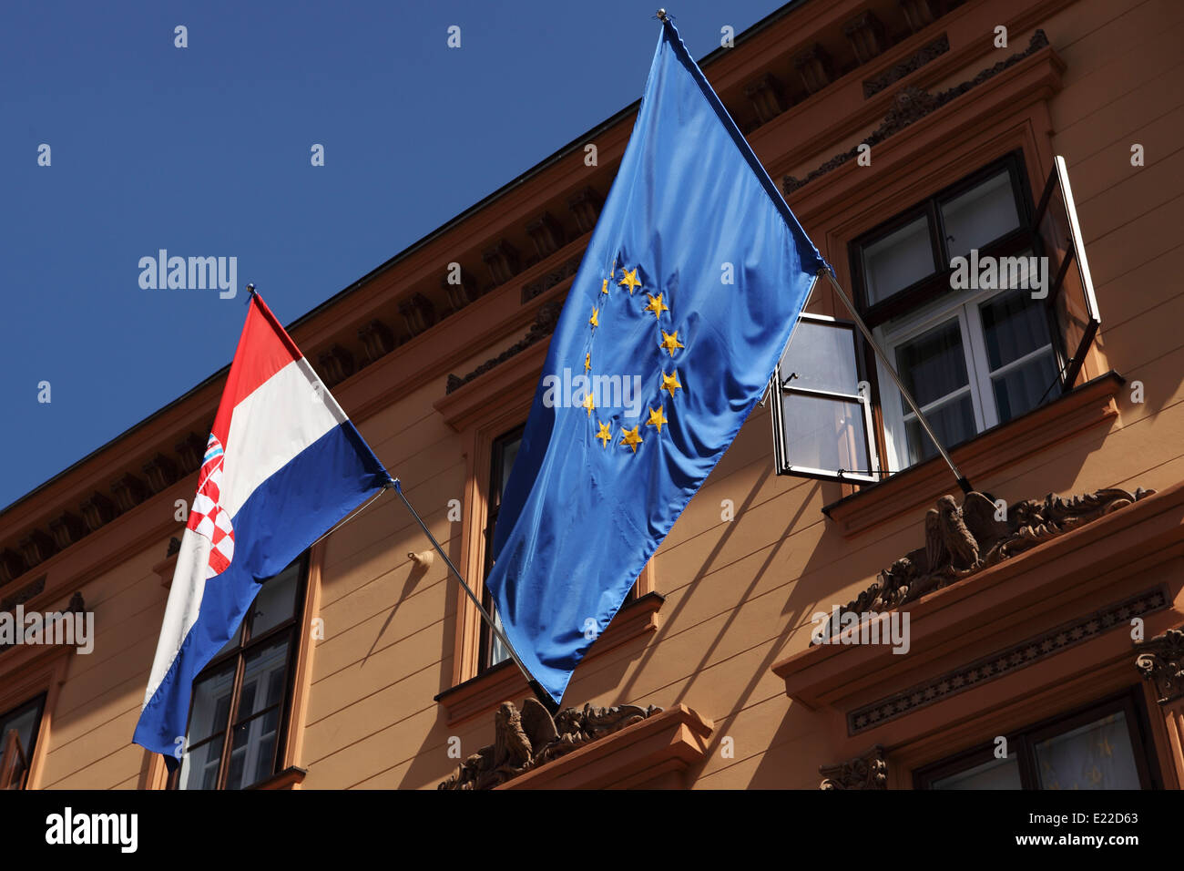 Bandiera della Croazia e l'Unione europea vola sul parlamento croato edificio a Zagabria in Croazia. Foto Stock
