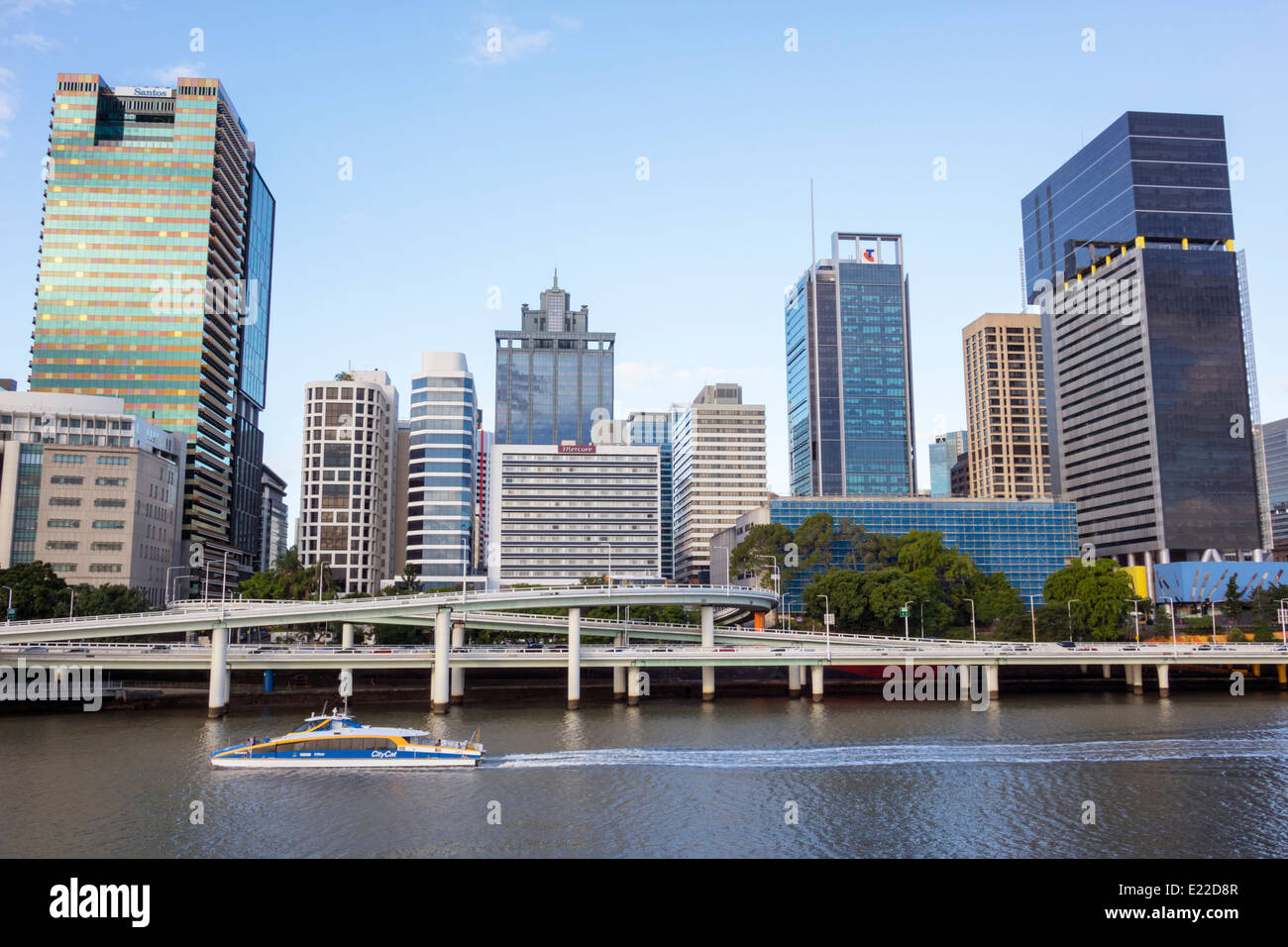 Brisbane Australia CBD, Victoria Bridge, Southbank, skyline della città, grattacieli, edifici, CityCat, CityFerries, traghetto, barca, Pacific Motorway, M3, Brisbane River, Foto Stock