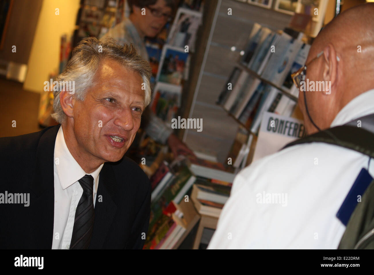 Ex primo ministro francese Dominique de Villepin di firmare le copie del suo libro in una libreria, Lione, Rhone, Rhone Alpes, Francia. Foto Stock