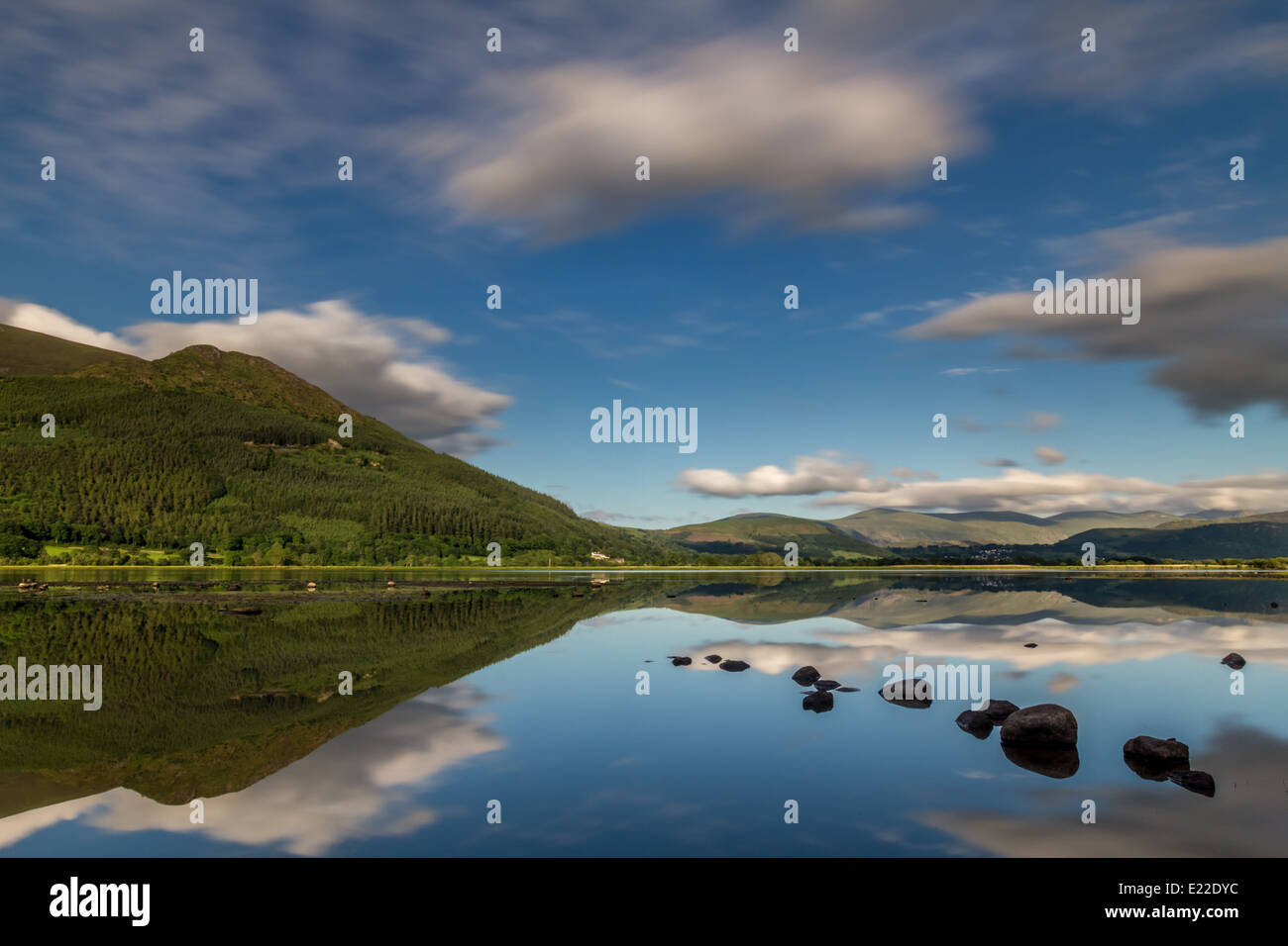 Bella serata di riflessione a specchio sul lago di Bassenthwaite e Skiddaw Foto Stock