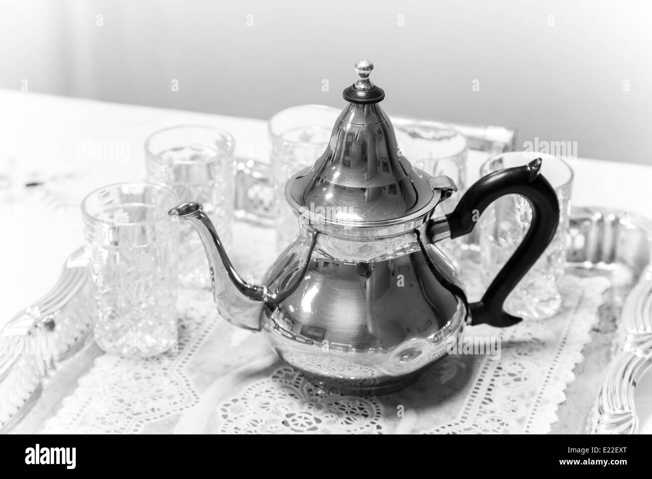 Metallo teiera araba con occhiali, foto in bianco e nero Foto Stock