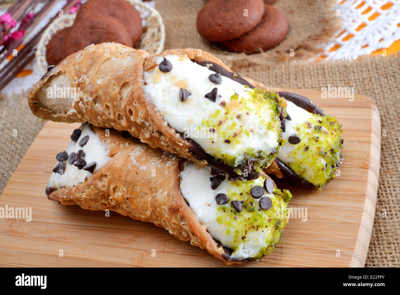 Molto dolce cannoli siciliani riempiti da la ricotta e lo zucchero con  pistacchi e gocce di cioccolato Foto stock - Alamy