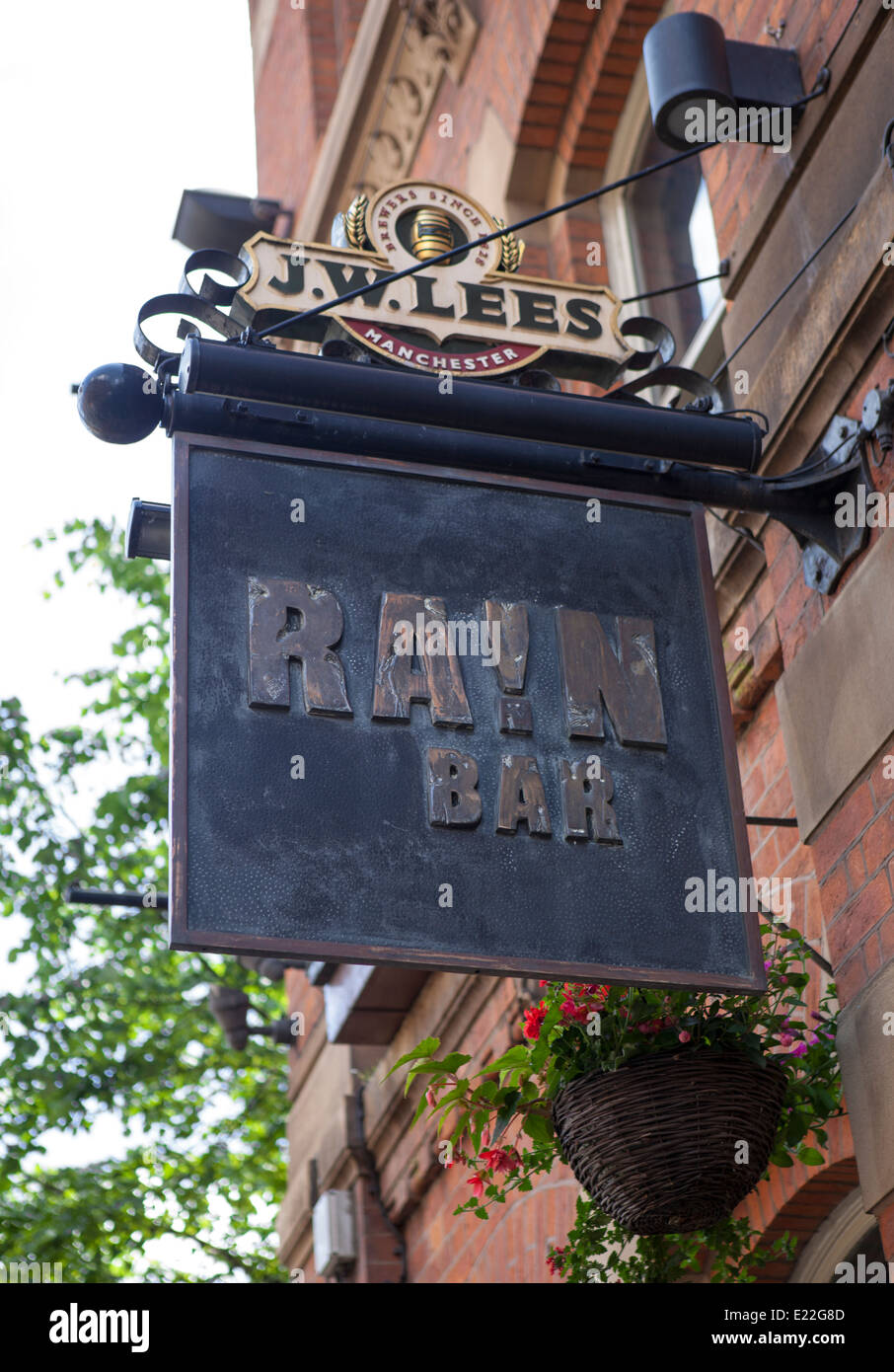 J W di fecce pioggia Bar Hotel letterati metallo pub pensili segno, grande Egerton Street, il centro città di Manchester, Regno Unito Foto Stock