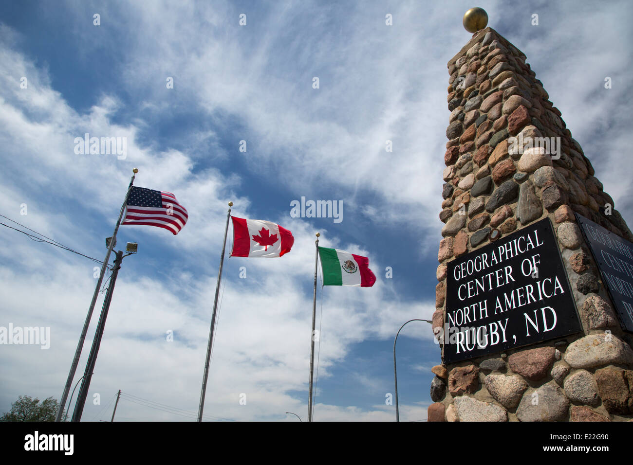 Rugby, il Dakota del Nord - un monumento e bandiere degli Stati Uniti, il Canada e il Messico contrassegnare il centro geografico del Nord America. Foto Stock