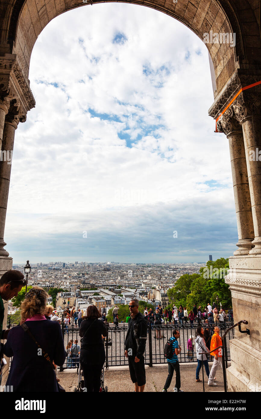 Vista sulla città di Parigi dal Sacré Coeur Sacré Coeur di Montmartre Parigi Francia chiesa del Sacro Cuore di Gesù, incorniciato Foto Stock