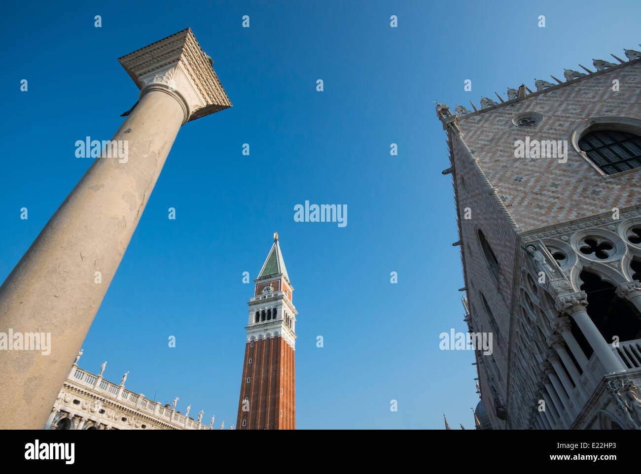Vista del Palazzo Ducale), il Campanile e il leone di Venezia la statua in Piazza San Marco, Venezia, Italia Foto Stock