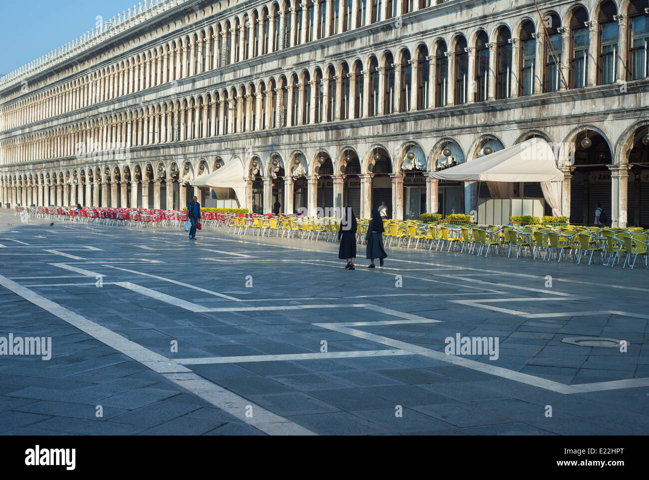 Le monache a piedi in Piazza San Marco, Venezia, Italia Foto Stock