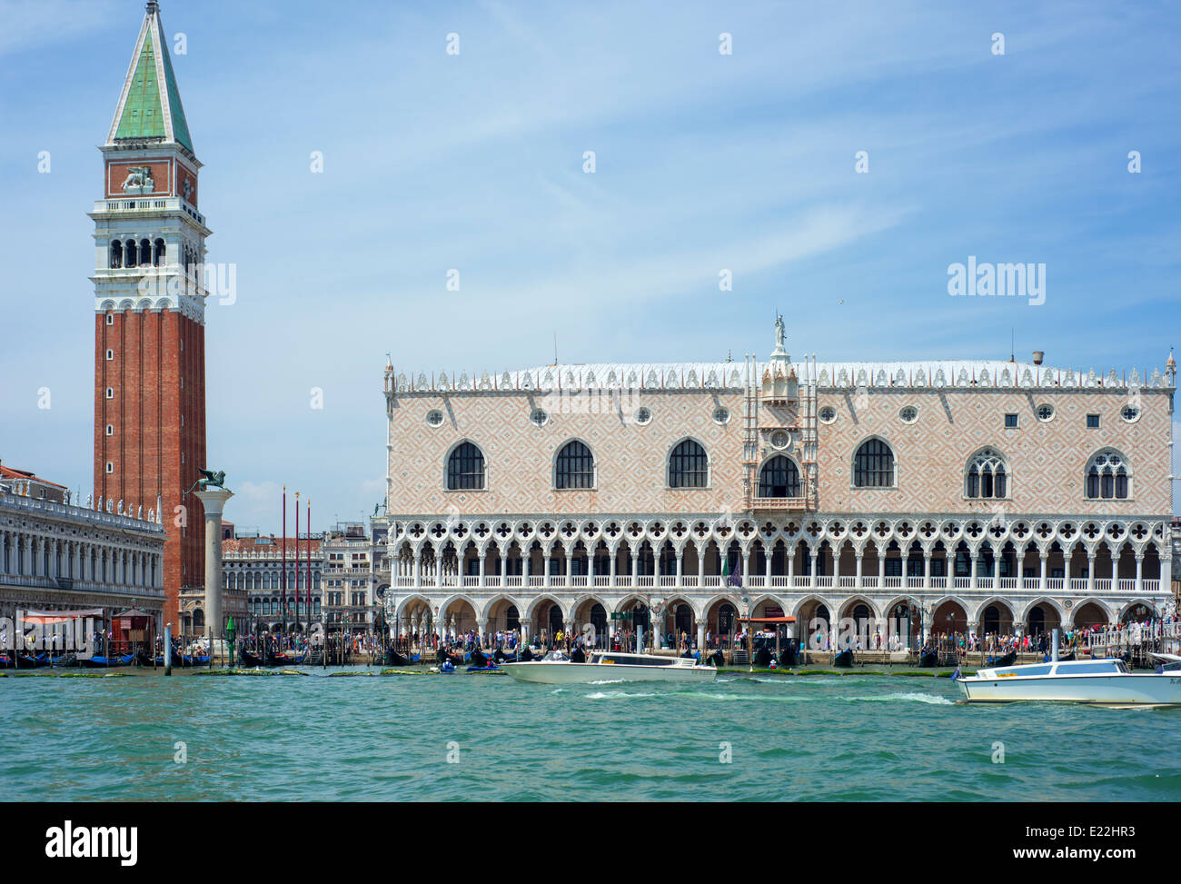 Vista del Palazzo Ducale) e il Campanile di Piazza San Marco (San Marco), visto dal Grand Canal, Venezia, Italia Foto Stock