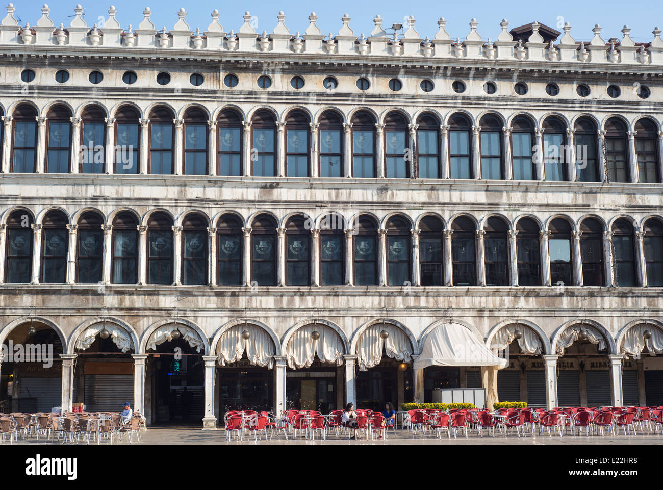 Il lungo porticato (noto come le Procuratie Vecchie) sul lato nord di Piazza San Marco a Venezia, Italia Foto Stock